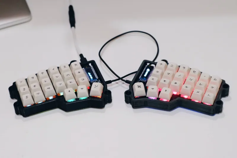 the Corne Keyboard with MT3 biip Extended 2048 keycaps